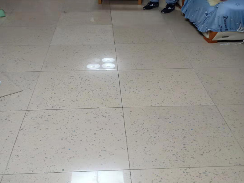 客廳地磚空鼓維修：1、地磚的邊角局部空鼓，可清除地磚空鼓處周邊縫的填嵌物后，灌入水泥膠漿，輕敲地磚空鼓處，讓水泥漿滲入，可修復(fù)空鼓。2、如單塊地磚空鼓，可清除該地磚周邊的填嵌物后，用吸盤把地磚取出，割除粘貼層，重新粘貼。3、如地磚大面積空鼓，只能全部重新鋪貼了。