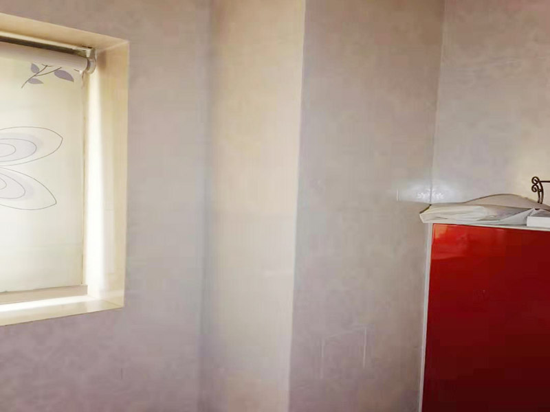 局部墻磚修補(bǔ)：若沙漿連同瓷磚一起掉落，要先在原基礎(chǔ)面上輕輕鑿些毛坑后，再拌有107膠的沙漿重新鑲貼，在基礎(chǔ)面上刷一層后將脫落的瓷磚壓上去，直至沙漿硬化。需要注意的是，若瓷磚僅是局部脫落，千萬(wàn)不可用力敲打基礎(chǔ)面上的沙漿，以防震松周圍原本牢固的瓷磚。 舊瓷磚仍然完好，只不過(guò)與其他飾面交接處脫開(kāi)，修補(bǔ)時(shí)可以先將接縫處砂灰剔除干凈，然后注入環(huán)氧樹(shù)脂膠粘劑(萬(wàn)能膠)，干后再在接縫處用防水柔性嵌縫材料(如玻璃膠)進(jìn)行嵌補(bǔ)。 若沙漿未松動(dòng)，只是瓷磚脫落，可以先把瓷磚背面和四周粘附的砂漿刮凈，再用107膠摻入少許水泥攪成糊狀，在瓷磚背面均勻地涂上薄薄的一層，稍后壓緊瓷磚就會(huì)粘牢了。