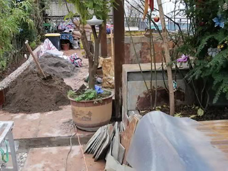 露臺磚砌櫥柜：櫥柜的水電定位時，先劃分功能區(qū)：洗菜盆區(qū)、灶臺區(qū)、切菜區(qū)、電器區(qū)，把這些區(qū)域的具體尺寸畫在墻面上，安排好進水管、排水管和各種插座的準確位置。 磚砌櫥柜制作的時候先做櫥柜的圍角，可以根據(jù)自己的喜好選擇不同顏色的瓷磚來實現(xiàn)。圍角完成以后的重要工作就是用水泥和砂漿將櫥柜的底部填實，上面鋪瓷磚。同時，瓷磚豎隔板的位置按照櫥柜圖紙進行預留。 磚砌櫥柜制作好之后，我們可以根據(jù)自己喜歡的風格選擇不同材質(zhì)的石材臺面和門板，完全不影響美觀，同時對于櫥柜內(nèi)部我們均采用不銹鋼條進行收邊，既美觀又好打掃衛(wèi)生。