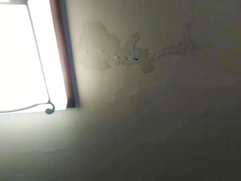 天花板墻面維修：清潔墻壁，首先就是要清潔墻壁了，一般天花板的墻壁上都會有細(xì)小的白色粉末，這時可以用尼龍刷或者是鐵刷將其刷除，再觀察一段時間后確定不再會出現(xiàn)白色的粉末后，并且等到水密墻面干燥磨平以后就可以上一道墻面底漆了，預(yù)防日后鹽分的侵蝕形成了壁癌。 對于墻表面的問題，建議用小刀或者是鐵制品將漆膜剝離，然后再用砂紙將墻表層擦平，這些工序做完以后，拆除漿糊粘貼的壁紙，再修整墻面，以批土刀將批土填平凹洞的裂縫，等到完全的干燥以后，再用砂紙去磨平。 在施工的時候，建議從上往下刷，用相關(guān)的工具將涂料攪拌勻稱以后，將產(chǎn)品從天花板上開始往下刷，這樣能有效的避免由天花滴落的油漆弄花了自己經(jīng)完成的墻面。
