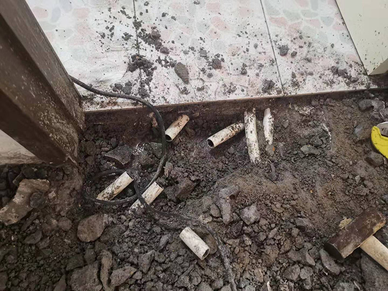 地面水管漏水修復(fù):首先根據(jù)施工圖看水管走向，如果漏水的位置后面埋有水管，可以先把家里面的水閘關(guān)掉，放干龍頭里面的水，如果一段時候后發(fā)現(xiàn)墻面水跡不見了，證明是水管出現(xiàn)問題。 如果是請的專業(yè)的維修師傅，可以讓師傅用打壓機(jī)直接打壓檢測，若確定是墻內(nèi)水管漏水，就可以直接鑿開墻壁找水管漏點(diǎn)。 可以先截?cái)嗨?，然后將暗水管漏水點(diǎn)的墻面開鑿，找到漏水的部分，先用小鋼鋸把漏水的地方鋸掉，注意鋸口要平。用砂紙把新露出的端口輕輕打磨，然后用接口套住，將備換的新管對準(zhǔn)接口口子，注意要對直。然后用熱熔器對新管道進(jìn)行熱熔連接。 或者是將鋸掉的管道清理干凈，用專用膠水涂在端口上，稍微晾一會兒;趁此時在“竹節(jié)”接頭內(nèi)涂上膠水。把端口和“竹節(jié)”連接，然后反復(fù)轉(zhuǎn)動，直到牢固。同樣的方法去連接另一端。最后在接縫處再涂適量的膠水，確保不滲漏。