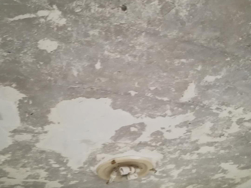 天花板鏟除翻新:1.舊墻的基本處理、舊墻的基本處理主要指清除墻面的原有裝修和裝飾。一般包括墻面原有的乳膠漆和膩子層的鏟除、木裝修、其它表面裝飾物(如壁紙)的拆除等。如果只裝修了一兩年的墻面，墻體的耐水膩子可以不必完全鏟除，用鋼刷和砂紙打磨墻面后即可重新涂刷乳膠漆。裝修時間較長的則需要將膩子層完全鏟除，重新刷上膩子再進(jìn)行其他工序。 2.清理墻面、舊墻面在翻新前一定要做墻面基底處理，粉化嚴(yán)重的要全部鏟除，鏟除后抹上一層白水泥。原來墻面過于光滑、刷過油漆的鏟除后還要做打磨處理，把粘結(jié)不牢的表皮去掉，便于新涂料和墻體粘結(jié)。 3.涂刷底漆、墻面底漆的作用是抗堿防潮、封固基材、保護(hù)面漆，提高面漆的質(zhì)感和遮蓋力。對于老房翻新，墻面一定要做底漆，如果沒有刷底漆就直接上面漆的話，時間一長墻面容易起泡、發(fā)霉，太陽照曬時間長了也容易變色。 4.大面積修補、已經(jīng)上好面漆的墻面要修補會比較麻煩，容易產(chǎn)生色差，材料的使用時間不同，質(zhì)量也難以保證，很難達(dá)到理想效果。所以墻面的修補最好是整塊墻面，或是盡可能地選擇較大面積進(jìn)行修補，這樣可以盡量避免產(chǎn)生色差，修補后的質(zhì)量也更好。 5.防色差、墻面色差是修補墻面時需要盡量避免的。為此，應(yīng)該注意按照油漆桶的說明配比、涂刷，最好估算好用量。一次準(zhǔn)備足夠的量，這樣能保證墻面顏色一致，也能避免用量不足重新調(diào)配出來的顏色有差異。