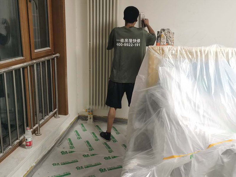 墻面翻新全屋保護：家具搬放到房屋中央，對集中放置的家具進行整體保護，防止因墻面翻新而造成不必要的損壞；地板需要用專業(yè)的保護膜進行保護；對于不能移動的家具和家電，如空調(diào)等進行成品保護；使用專業(yè)的打磨機對墻面進行打磨處理，與一般打磨機不同的是，墻面打磨是無塵打磨，在打磨的過程中不會出現(xiàn)灰塵漫天的情況。尤其需要注意有插座、開關(guān)面板的位置，防止灰塵進入。