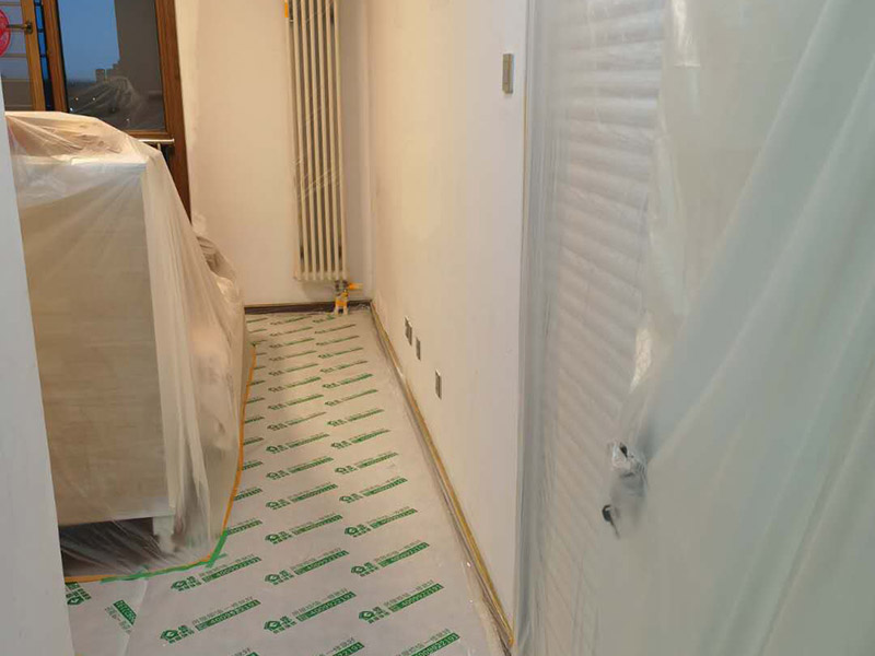 墻面翻新全屋保護：家具搬放到房屋中央，對集中放置的家具進行整體保護，防止因墻面翻新而造成不必要的損壞；地板需要用專業(yè)的保護膜進行保護；對于不能移動的家具和家電，如空調(diào)等進行成品保護；使用專業(yè)的打磨機對墻面進行打磨處理，與一般打磨機不同的是，墻面打磨是無塵打磨，在打磨的過程中不會出現(xiàn)灰塵漫天的情況。尤其需要注意有插座、開關(guān)面板的位置，防止灰塵進入。