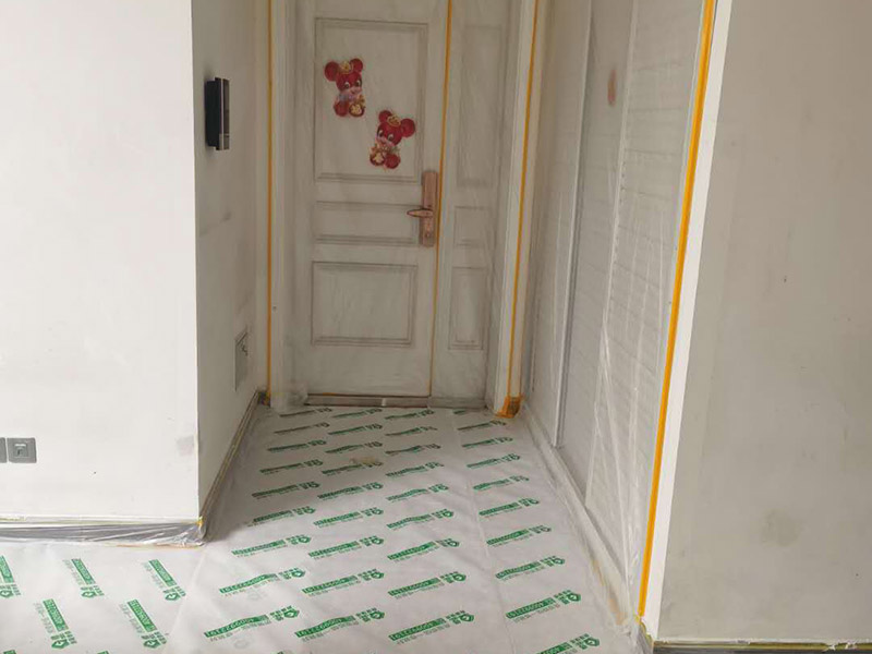 墻面翻新全屋保護：家具搬放到房屋中央，對集中放置的家具進行整體保護，防止因墻面翻新而造成不必要的損壞；地板需要用專業(yè)的保護膜進行保護；對于不能移動的家具和家電，如空調(diào)等進行成品保護；使用專業(yè)的打磨機對墻面進行打磨處理，與一般打磨機不同的是，墻面打磨是無塵打磨，在打磨的過程中不會出現(xiàn)灰塵漫天的情況。尤其需要注意有插座、開關(guān)面板的位置，防止灰塵進入。
