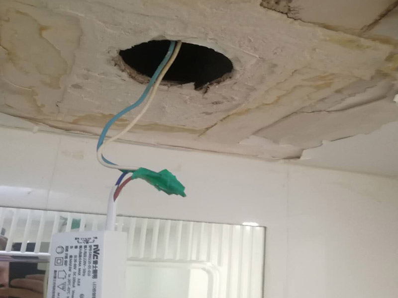 天花板燈具線路檢修：為避免發(fā)生裝修火災(zāi)，施工人員必須嚴(yán)格按照有關(guān)電力設(shè)計(jì)技術(shù)規(guī)范和有關(guān)規(guī)定進(jìn)行施工，裝修內(nèi)層須使用防火裝潢材料。裝修時(shí)不能亂拉、亂接。要考慮便于檢查線路，絕緣層破損要及時(shí)更換。裝修布線之前，首先應(yīng)將所有電路進(jìn)行綜合設(shè)計(jì)、進(jìn)行總體規(guī)劃。這樣不僅節(jié)省時(shí)間，也有利于以后的檢修維護(hù)。日常生活中，首先不要私拉亂接，私拉亂接是違反用電制度的，在安裝上不符合要求，最容易出事故;另外，在日常生活中換燈泡、擦燈泡的時(shí)候，先將電流關(guān)上，不要用濕手、濕布擦燈泡，要站在木凳或桌子上，不要站在地上去擦，防止開關(guān)萬一失靈漏電;螺絲口燈泡的金屬部分跟地線通著，電燈開著的時(shí)候燈頭有電，露在外邊的螺絲部分，人的手碰著就觸電，需要特別注意。