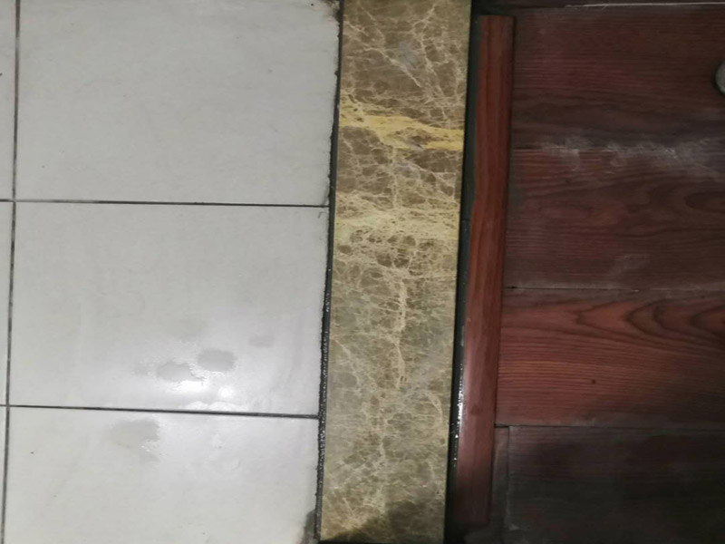 門框石安裝維修：在用水泥砂漿砌臥時，衛(wèi)生間內(nèi)一側(cè)地面留點(diǎn)縫隙，大致控制在5毫米寬左右，內(nèi)用水泥砂漿填滿后，表面略低呈凹狀，完后用建筑膠或硅膠(固定潔具也要用到的材料)打一圈，這樣，即使水泥砂漿有裂縫與門檻石脫開。過高的高差，可以選用加厚石材另定制。注意家中是否有老人或行動不便的人員使用。門檻石的尺寸要根據(jù)門檻的長寬來定，寧愿購買稍微長一點(diǎn)寬一點(diǎn)的也不要買尺寸不足的，不然很難打理和修補(bǔ)的。