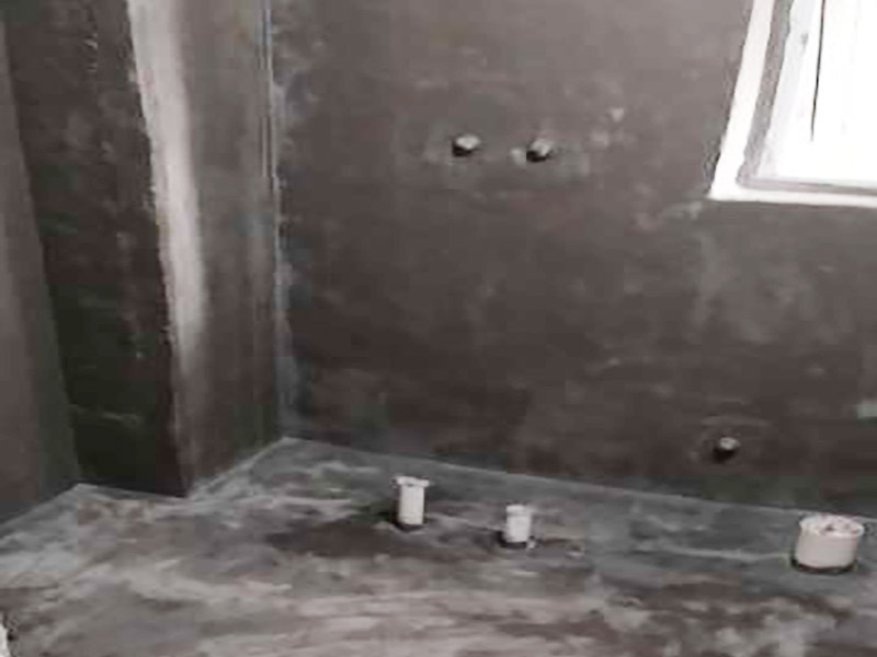 衛(wèi)生間下水管裝修：(一)從房頂過(guò)，減少人為損壞的幾率，并且冷熱管的接口、出口處必須平行，通常都是熱管在左，冷管在右。整個(gè)管道都盡量避彎曲，要盡可能運(yùn)離電路，管卡的位置坡度等也要符合需求，每個(gè)閥門(mén)都要安裝平整，以便于日后的使用和維護(hù)。 (二)區(qū)別熱水器的進(jìn)水口和出水口，在進(jìn)水口處接上總閥門(mén)，出水口處接通向衛(wèi)生間的管道，安裝好之后先打開(kāi)閥門(mén)確定是否有漏水情況的發(fā)生，然后在衛(wèi)生間安裝好水龍頭、花灑頭即可。 (三)如果能在衛(wèi)生間里設(shè)計(jì)一個(gè)窗戶(hù)最好，若是沒(méi)有這個(gè)條件，為了不讓衛(wèi)生間出現(xiàn)發(fā)霉、潮蟲(chóng)等現(xiàn)象，除了安裝排氣扇外，還要避免“包裹”現(xiàn)象的發(fā)生，這恰好就導(dǎo)致了潮氣被包在管道內(nèi)散不出去，所以就會(huì)使衛(wèi)生間內(nèi)的濕氣更加嚴(yán)重。