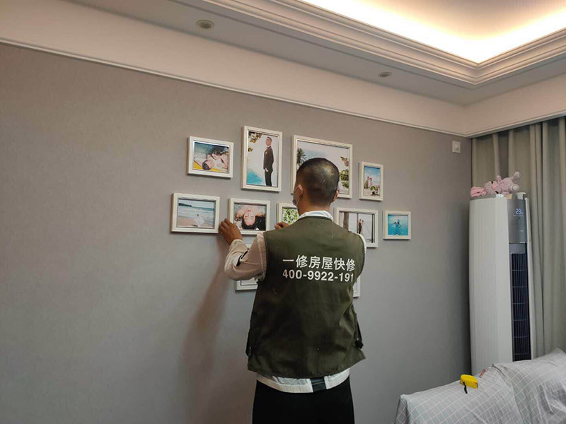 掛畫安裝方案：1、釘子固定；這是最簡(jiǎn)單的一種安裝方法，但是會(huì)對(duì)墻面造成一定的破壞，使用這種方法之前，一定要考慮好確定的位置，不要輕易改動(dòng)。 2、掛鉤固定；用專門掛畫用的掛鉤，不同的規(guī)格分別承受不同的重量，最大可承受20斤。掛鉤上有非常堅(jiān)硬細(xì)小的鋼針，適合堅(jiān)硬的墻面，不會(huì)把墻釘出裂痕，同時(shí)方便更換畫，不會(huì)影響整體的美觀。 3、直接擺放；將畫擺放在墻前，適合比較大的畫，在墻上設(shè)置擱板，擱板上可以放畫和裝飾品，或者在柜子上放置畫也是不錯(cuò)的選擇。 4、吊放；從頂面上垂下吊線或有裝飾性的繩、鏈等，將畫吊起，同時(shí)吊一幅或多幅均可，也可以用釘釘在天花板腳線，然后用魚絲按自己要求的高度把畫掛上去。