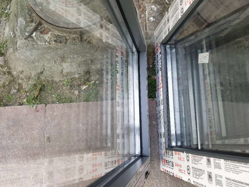 舊房整體裝修：舊房子重新裝修時，如果不能拆的話就盡量不要拆，因為拆掉的話費用就會增加，拆除費和清理費也是一大筆。然后看看有沒有漏水的情況，因為防水在裝修的過程中是比較重要的一個環(huán)節(jié)，如果有漏水情況的話就及時處理。水電線的安裝也要重視起來。能隱藏起來的電線可以盡量隱藏掉，不僅安全上提高了，同時也美觀。水管老化嚴(yán)重的話也建議換換。每個房子的結(jié)構(gòu)都是不一樣的，所以在翻新前業(yè)主要對自己房子的內(nèi)部結(jié)構(gòu)要了解，自己不懂的話最好是請專業(yè)的人員來看看。對于舊房子存在的一些安全隱患，在翻新的時候就一起解決掉，免得后期再出現(xiàn)問題，細(xì)節(jié)也不能忽視。