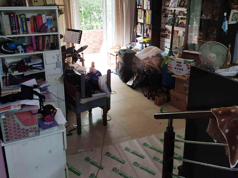 舊房整體裝修：舊房子重新裝修時，如果不能拆的話就盡量不要拆，因為拆掉的話費用就會增加，拆除費和清理費也是一大筆。然后看看有沒有漏水的情況，因為防水在裝修的過程中是比較重要的一個環(huán)節(jié)，如果有漏水情況的話就及時處理。水電線的安裝也要重視起來。能隱藏起來的電線可以盡量隱藏掉，不僅安全上提高了，同時也美觀。水管老化嚴(yán)重的話也建議換換。每個房子的結(jié)構(gòu)都是不一樣的，所以在翻新前業(yè)主要對自己房子的內(nèi)部結(jié)構(gòu)要了解，自己不懂的話最好是請專業(yè)的人員來看看。對于舊房子存在的一些安全隱患，在翻新的時候就一起解決掉，免得后期再出現(xiàn)問題，細(xì)節(jié)也不能忽視。
