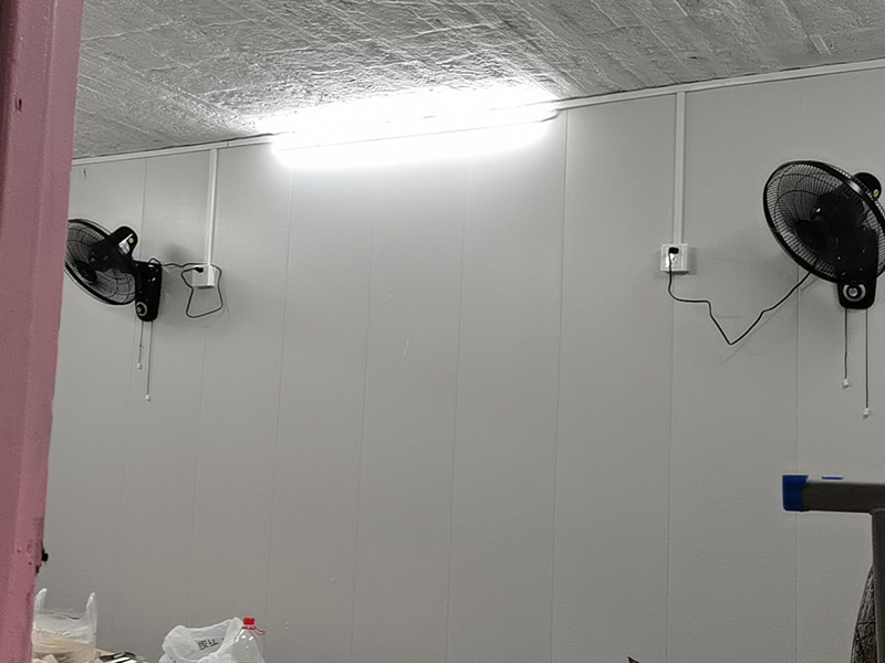 老房電路明線安裝：1、穿管敷設。將鍍鋅電線管、PVC或PPR電線管沿天棚或墻面敷設（用配套U型或C型線卡固定），電線穿入其中。這種方式最安全規(guī)范。 2、壓槽敷設。將電線槽（現(xiàn)在一般為聚氯乙烯塑料制品）用鋼釘固定在天花或墻面，再將電線壓入線槽。這種方式便于維修且比較美觀。 3、護套線敷設。將護套電線沿踢腳線上沿和門窗套外側敷設。用小型塑料線卡固定。這種方式最簡便經濟。