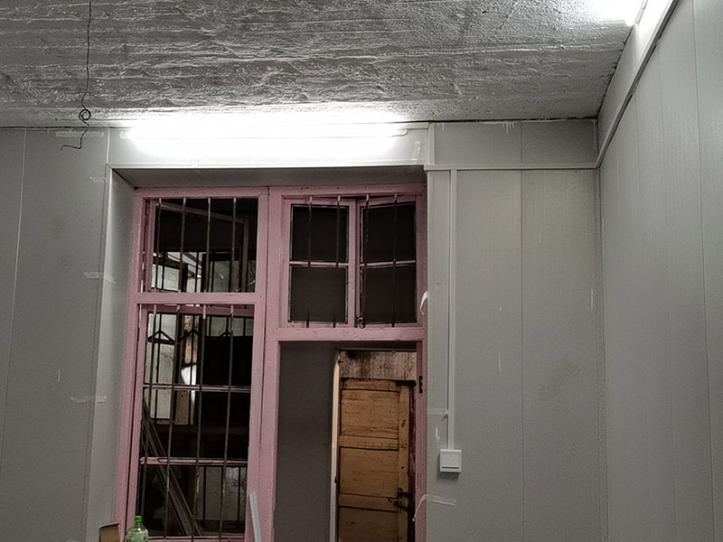 老房電路明線安裝：1、穿管敷設。將鍍鋅電線管、PVC或PPR電線管沿天棚或墻面敷設（用配套U型或C型線卡固定），電線穿入其中。這種方式最安全規(guī)范。 2、壓槽敷設。將電線槽（現(xiàn)在一般為聚氯乙烯塑料制品）用鋼釘固定在天花或墻面，再將電線壓入線槽。這種方式便于維修且比較美觀。 3、護套線敷設。將護套電線沿踢腳線上沿和門窗套外側敷設。用小型塑料線卡固定。這種方式最簡便經濟。