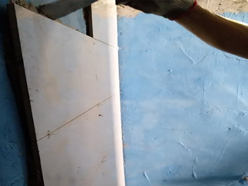 墻面瓷磚鋪貼施工：（1）基層處理：將塵土、雜物徹底清掃干凈，不得有空鼓、開(kāi)裂及起砂等缺陷。 （2）彈線(xiàn)：施工前在墻體四周彈出標(biāo)高控制線(xiàn)，在地面彈出十字線(xiàn)，以控制地磚分隔尺寸。 （3）鋪貼：鋪設(shè)選用1：3干硬性水泥砂漿，砂漿厚度25mm左右。鋪貼前將地磚背面濕潤(rùn)，需正面干燥為宜。把地磚按照要求放在水泥砂漿上，用橡皮錘輕敲地磚飾面直至密實(shí)平整達(dá)到要求。 （4）勾縫：地磚鋪完后24h進(jìn)行清理勾縫，勾縫前應(yīng)先將地磚縫隙內(nèi)雜質(zhì)擦凈，用專(zhuān)用填縫劑勾縫。 （5）清理：施工過(guò)程中隨干隨清，完工后(一般宜在24h之后)再用棉紗等物對(duì)地磚表面進(jìn)行清理