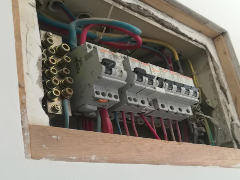 家庭電閘更換維修：將電閘的總控制開(kāi)關(guān)關(guān)掉，安全第一。將壞掉的電閘用螺絲刀換下來(lái)。螺絲刀將新電閘的插線口用擰開(kāi)，將進(jìn)電線插進(jìn)去。插進(jìn)電線后擰緊螺絲，同樣的也將出電線插進(jìn)另一端的插線口。電線都插好后，打開(kāi)總開(kāi)關(guān)就可以正常使用了