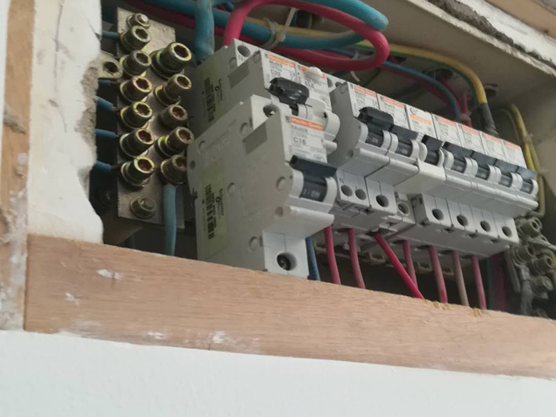 家庭電閘更換維修：將電閘的總控制開(kāi)關(guān)關(guān)掉，安全第一。將壞掉的電閘用螺絲刀換下來(lái)。螺絲刀將新電閘的插線口用擰開(kāi)，將進(jìn)電線插進(jìn)去。插進(jìn)電線后擰緊螺絲，同樣的也將出電線插進(jìn)另一端的插線口。電線都插好后，打開(kāi)總開(kāi)關(guān)就可以正常使用了