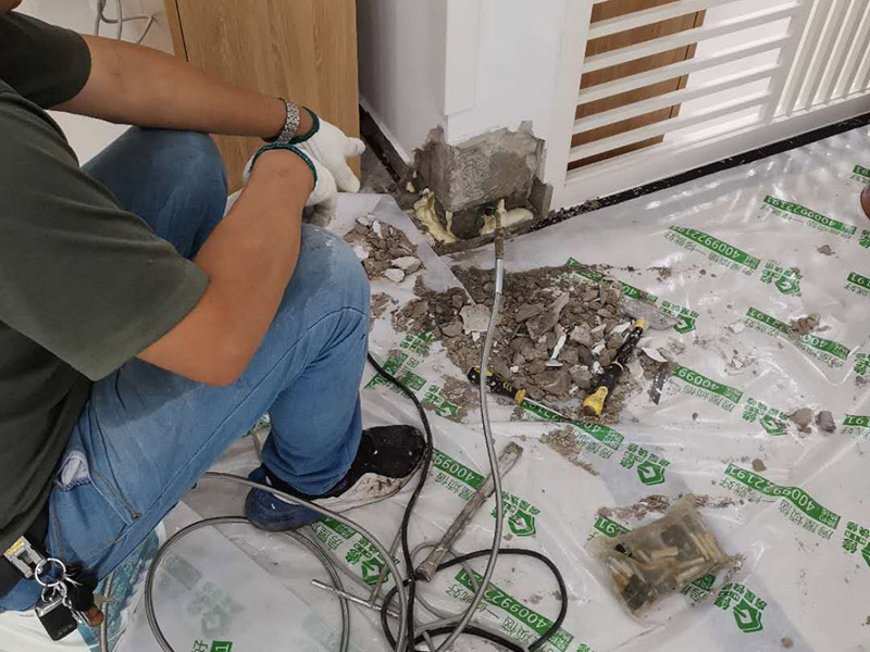 墻內(nèi)防水施工：先用鏟刀和笤帚及工具將基層表面的突起物、砂漿和疙瘩等鏟除并將塵土雜物清掃干凈，對陰陽角、管根、地漏等部位應(yīng)認真清理，以保證后期良好的防水效果。防水層涂刷三遍，涂刷均勻，無透底露底。 第一遍：用堵漏材料對墻體陰角處，下水管道周圍進行填壓式填充。 第二遍：橫向涂刷防水一遍，無露底，無起泡，符合涂刷尺寸要求，水電開槽槽體全部涂刷防水材料。 第三遍：干燥后垂直方向再涂刷一遍。 防水施工完成后24小時進行閉水試驗，地面放水高度以沒過墻根、管道跟部、地面凸起物涂刷的防水為依據(jù)。