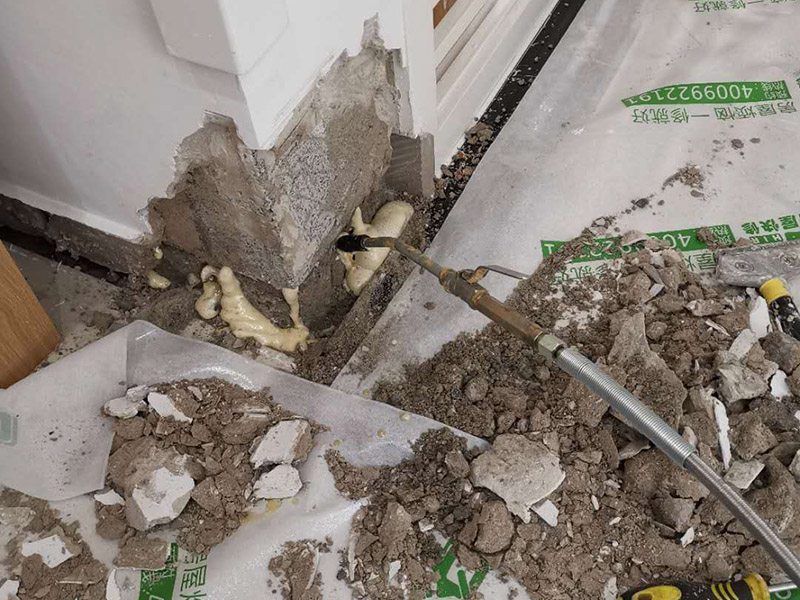 墻內(nèi)防水施工：先用鏟刀和笤帚及工具將基層表面的突起物、砂漿和疙瘩等鏟除并將塵土雜物清掃干凈，對陰陽角、管根、地漏等部位應(yīng)認真清理，以保證后期良好的防水效果。防水層涂刷三遍，涂刷均勻，無透底露底。 第一遍：用堵漏材料對墻體陰角處，下水管道周圍進行填壓式填充。 第二遍：橫向涂刷防水一遍，無露底，無起泡，符合涂刷尺寸要求，水電開槽槽體全部涂刷防水材料。 第三遍：干燥后垂直方向再涂刷一遍。 防水施工完成后24小時進行閉水試驗，地面放水高度以沒過墻根、管道跟部、地面凸起物涂刷的防水為依據(jù)。