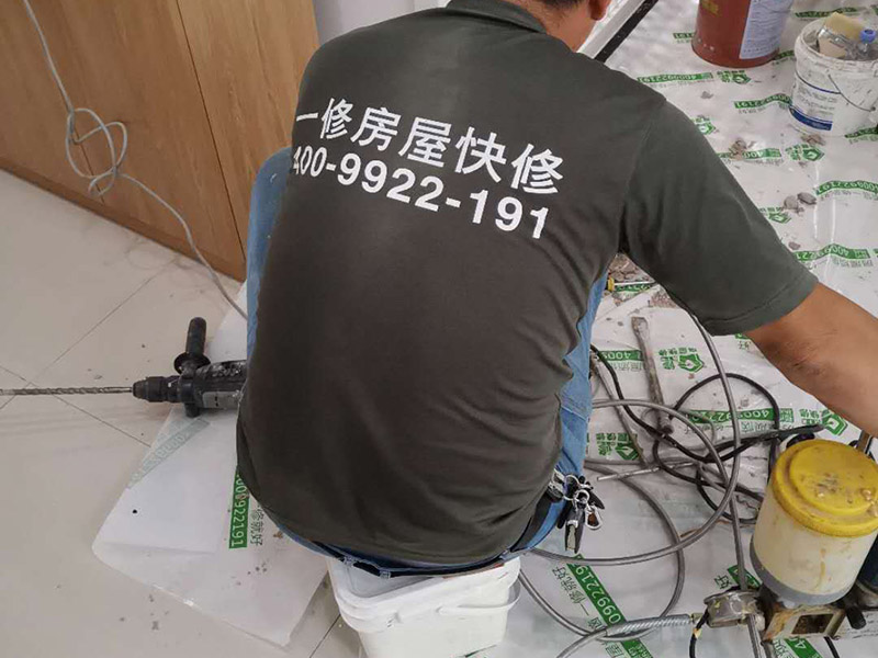 墻內(nèi)防水施工：先用鏟刀和笤帚及工具將基層表面的突起物、砂漿和疙瘩等鏟除并將塵土雜物清掃干凈，對陰陽角、管根、地漏等部位應(yīng)認真清理，以保證后期良好的防水效果。防水層涂刷三遍，涂刷均勻，無透底露底。 第一遍：用堵漏材料對墻體陰角處，下水管道周圍進行填壓式填充。 第二遍：橫向涂刷防水一遍，無露底，無起泡，符合涂刷尺寸要求，水電開槽槽體全部涂刷防水材料。 第三遍：干燥后垂直方向再涂刷一遍。 防水施工完成后24小時進行閉水試驗，地面放水高度以沒過墻根、管道跟部、地面凸起物涂刷的防水為依據(jù)。