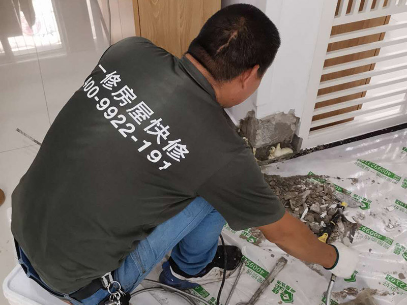墻內(nèi)防水施工：先用鏟刀和笤帚及工具將基層表面的突起物、砂漿和疙瘩等鏟除并將塵土雜物清掃干凈，對陰陽角、管根、地漏等部位應(yīng)認真清理，以保證后期良好的防水效果。防水層涂刷三遍，涂刷均勻，無透底露底。 第一遍：用堵漏材料對墻體陰角處，下水管道周圍進行填壓式填充。 第二遍：橫向涂刷防水一遍，無露底，無起泡，符合涂刷尺寸要求，水電開槽槽體全部涂刷防水材料。 第三遍：干燥后垂直方向再涂刷一遍。 防水施工完成后24小時進行閉水試驗，地面放水高度以沒過墻根、管道跟部、地面凸起物涂刷的防水為依據(jù)。