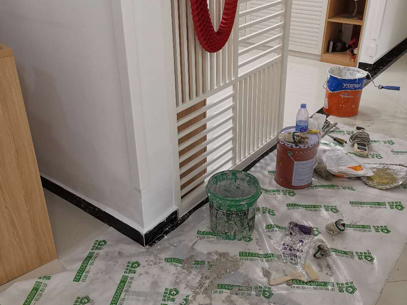 墻內(nèi)防水施工：先用鏟刀和笤帚及工具將基層表面的突起物、砂漿和疙瘩等鏟除并將塵土雜物清掃干凈，對陰陽角、管根、地漏等部位應(yīng)認真清理，以保證后期良好的防水效果。防水層涂刷三遍，涂刷均勻，無透底露底。 第一遍：用堵漏材料對墻體陰角處，下水管道周圍進行填壓式填充。 第二遍：橫向涂刷防水一遍，無露底，無起泡，符合涂刷尺寸要求，水電開槽槽體全部涂刷防水材料。 第三遍：干燥后垂直方向再涂刷一遍。 防水施工完成后24小時進行閉水試驗，地面放水高度以沒過墻根、管道跟部、地面凸起物涂刷的防水為依據(jù)。