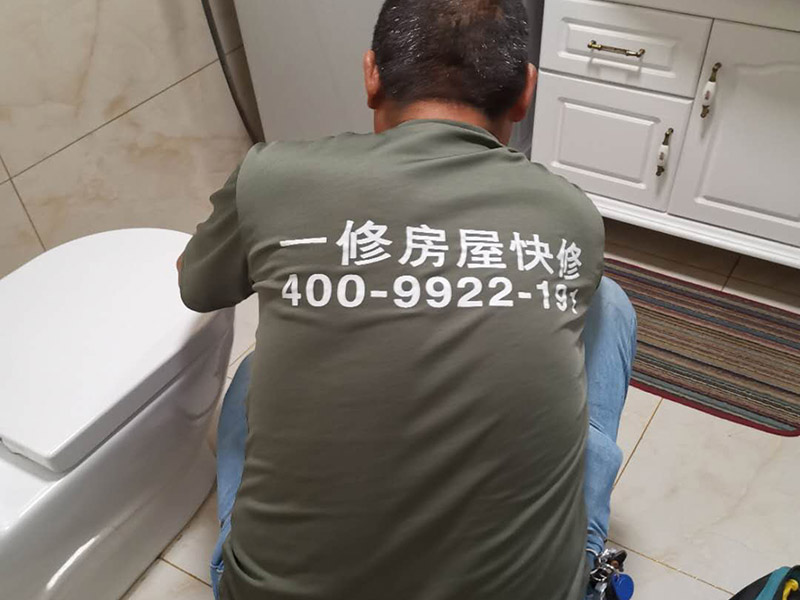 衛(wèi)生間打壓測(cè)試：測(cè)水壓一般要有專(zhuān)用的加壓設(shè)備進(jìn)行加壓,加給的壓力一般為等于或稍大于水管的額定耐壓,這種測(cè)試主要是檢測(cè)水管本身的質(zhì)量以及安裝后所有管接頭的安裝質(zhì)量,看是否有滲水或暴管現(xiàn)象,以便在暗埋管道在埋入前及時(shí)發(fā)現(xiàn)問(wèn)題、解決問(wèn)題, 這種測(cè)試在有條件的的情況下安裝工人即可進(jìn)行測(cè)試,還可以到當(dāng)?shù)氐墓┧块T(mén)請(qǐng)專(zhuān)業(yè)人員來(lái)進(jìn)行測(cè)試。