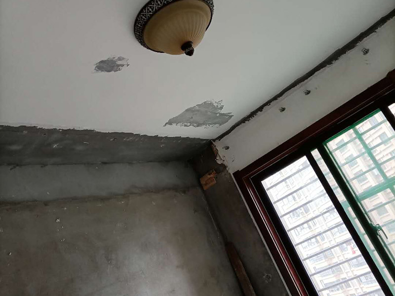 客廳背景墻開槽裝修：首先得遵循“橫平豎直”原則。水電管線施工開槽布局一定要合理規(guī)劃，如果管線開槽鋪設不合理樣就有可能打穿水管或者電線。即使符合開槽條件，也建議盡量不要開槽或者減少開槽。權衡層高和建筑結(jié)構(gòu)安全，還是偏重于建筑結(jié)構(gòu)安全比較好。 墻身、地面開線槽之前用墨盒彈線,以便定位。墻面開埋管線槽須橫平堅直,不許彎曲,特殊情況須經(jīng)監(jiān)理同意,墻上開槽等保持>33mm,管面與墻面應留15mm左右粉灰層,以防止墻面開裂。 電源線管暗埋時,應考慮與弱電管線等保持500mm以上距離,電線管與熱水管、煤氣管之間的平