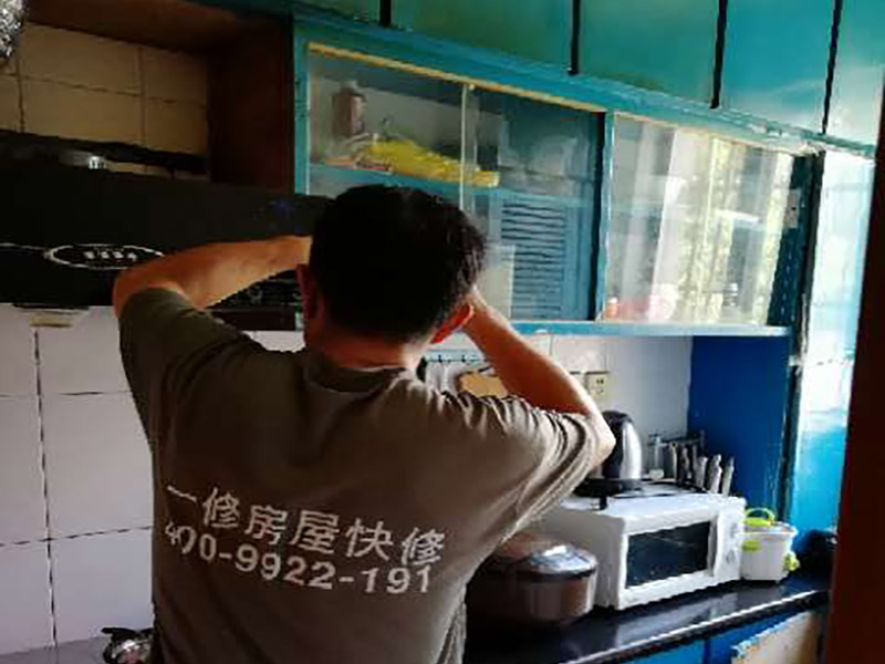 廚房局部維修：1. 單煙道式，這是一種簡單的矩形煙管，安裝時(shí)要將矩形煙管筆直的穿越各層住所，再在每層居室中預(yù)留一個(gè)銜接抽油煙機(jī)的進(jìn)風(fēng)口。這樣每層煙氣就會(huì)在抽油煙機(jī)的推進(jìn)下，把油煙排放到煙道中，然后在出風(fēng)口把煙氣排出。 2. 主次式，這種煙道是由兩種并排的矩形煙管構(gòu)成的，安裝時(shí)要把這些煙管筆直穿越每個(gè)樓層，然后其次煙道要在每層的住所中設(shè)置一個(gè)銜接排油煙機(jī)的進(jìn)風(fēng)口。其主煙道跟次煙道距進(jìn)風(fēng)口在一定間隔處會(huì)相匯，主煙道底層會(huì)有一補(bǔ)風(fēng)口。