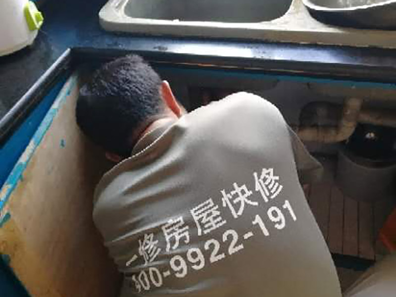 廚房局部維修：1. 單煙道式，這是一種簡單的矩形煙管，安裝時(shí)要將矩形煙管筆直的穿越各層住所，再在每層居室中預(yù)留一個(gè)銜接抽油煙機(jī)的進(jìn)風(fēng)口。這樣每層煙氣就會(huì)在抽油煙機(jī)的推進(jìn)下，把油煙排放到煙道中，然后在出風(fēng)口把煙氣排出。 2. 主次式，這種煙道是由兩種并排的矩形煙管構(gòu)成的，安裝時(shí)要把這些煙管筆直穿越每個(gè)樓層，然后其次煙道要在每層的住所中設(shè)置一個(gè)銜接排油煙機(jī)的進(jìn)風(fēng)口。其主煙道跟次煙道距進(jìn)風(fēng)口在一定間隔處會(huì)相匯，主煙道底層會(huì)有一補(bǔ)風(fēng)口。