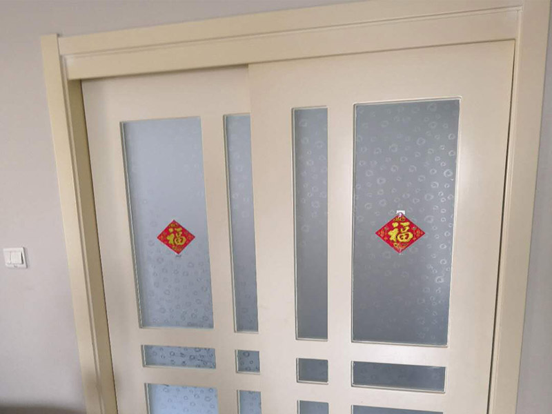 萬不得已別踢門，門被踢壞得自己找人修，修門師傅手藝高收費也高