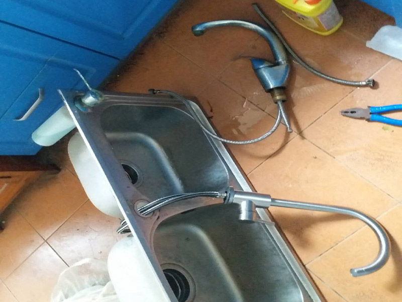 廚房水槽安裝維修：水龍頭裝在水槽上，這個很容易，只是要把螺絲擰緊就成，重要的就是水龍頭的橡膠墊圈要放好，可以防滲水、漏水。水槽底下的下水管給裝上，然后密封。把水槽放到臺面上粘好，連接角閥，接上水管?？梢韵葴y試一下水，然后在水槽里放滿水壓個24小時，讓邊粘得更牢固一些，沒問題就可以封上玻璃膠，臺上盆安裝會更簡單，如果是臺下盆的話更會難。
