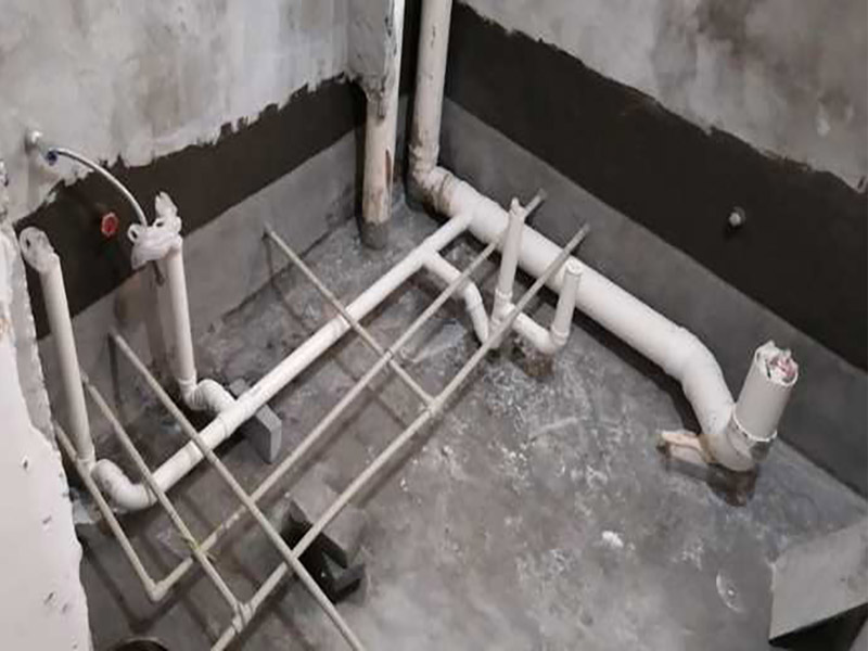 衛(wèi)生間防水找平施工：在給衛(wèi)生間做防水施工之前，首先要確保衛(wèi)生間地面干燥，無粉塵和雜物等，涂刷防水涂料時(shí)要涂滿，不能有遺漏，要和基層結(jié)合牢固，不能有裂紋、氣泡、脫落等現(xiàn)象，防水涂料的涂刷高度要一致，厚度要達(dá)到產(chǎn)品的要求。第二遍防水涂料間需要有一定時(shí)間間隔，待遍涂料干透后才能進(jìn)行第二遍，具體時(shí)間視涂料而定。間隔時(shí)間太短，防水的效果會(huì)大打折扣。閉水試驗(yàn)時(shí)，地面點(diǎn)的水線不能低于2厘米，保存至少24小時(shí)，觀察無滲漏現(xiàn)象后方算合格。如有滲漏，需重做，切莫不能疏忽大意。