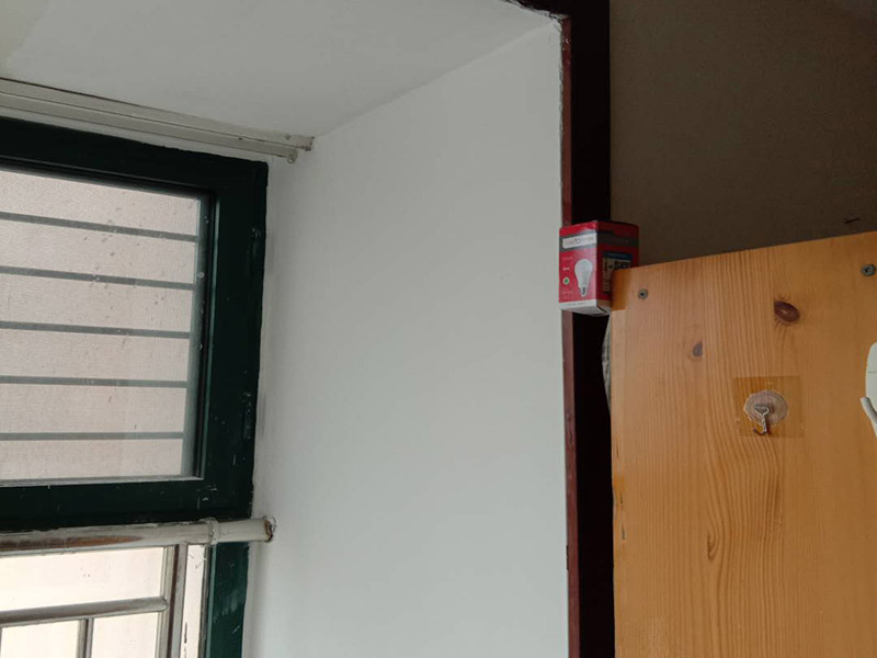 陽臺墻面翻新：首先在做翻新的時候一定要把之前的墻面給處理干凈，粉化嚴重的一定要鏟除干凈。由于之前的墻面有刷過油漆和乳膠漆，所在做完鏟除后一定要做打磨處理，將原來墻體上的結(jié)實的表皮及浮沉全部清理掉，如果說墻體出現(xiàn)小部分的凹陷以及裂縫的話可以用膩子稍微填補一下。清理干凈的墻面一定要刷一道底漆，墻面底漆的主要作用就是抗堿防潮、封固基材、保護面漆、提高面漆的質(zhì)量以及遮蓋力。尤其是對老房子進行翻新的時候底漆是特別的重要，如果說是直接的上面漆的話墻面就很容易起泡發(fā)霉，時間不久后就會再一次出現(xiàn)脫落現(xiàn)象，不能重蹈覆轍。