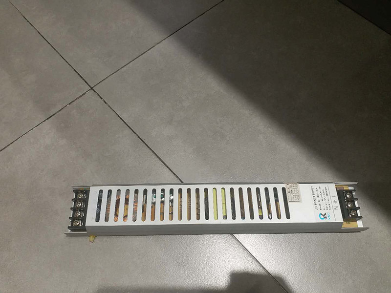 商場燈箱維修:為了工作人員的安全，最好先斷開電源，拔下插頭，不要將漏電保護器，當作電源開關(guān)使用，這樣很危險，一點不科學合理。進行電器原件檢查，先逐個排除原因，檢查要求細致，若電源線進入孔，鎮(zhèn)流器輸入，輸出接線柱，燈座上的電線等等。燈箱片尺寸一定要與導光板尺寸相符，不要過大或過小，若不合適，會影響展示效果和燈箱內(nèi)部的熱量散出，也會適當?shù)臏p少使用壽命。查看燈箱上部電源線時，要確認電源是否經(jīng)出入槽內(nèi)，如沒有，必須及時連接好。
