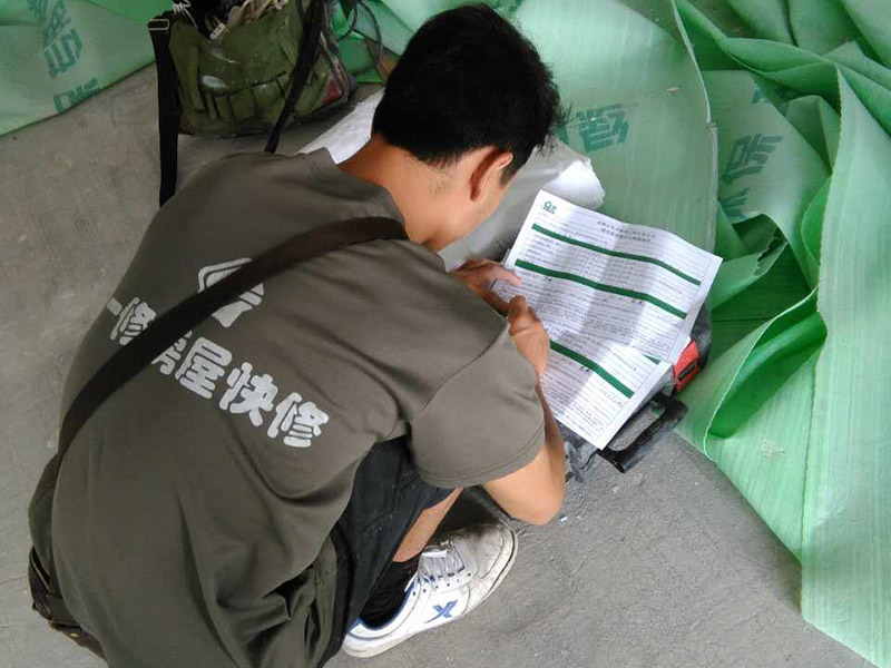櫥柜五金安裝維修：櫥柜安裝前廚房瓷磚應(yīng)提前勾縫完成，并應(yīng)將櫥柜放置區(qū)域的地面和墻面衛(wèi)生清理干凈。五金件品質(zhì)影響整體質(zhì)量。櫥柜上的五金件是整體廚房最重要的組成部分,直接影響櫥柜的整體質(zhì)量。在合適的位置上打造出合適的鉆孔之后，就需要安裝螺絲了。對(duì)于五金拉籃的拉籃來(lái)說(shuō)安裝時(shí)也需要一些漲塞，這樣才可以保證螺絲的固定更加結(jié)實(shí)，更加經(jīng)久耐用。櫥柜五金拉籃的安裝其實(shí)和櫥柜的安裝沒(méi)太大的區(qū)別，就是將滑軌安裝好后將拉籃裝上就可以了，這里要注意拉籃的水平性，不能兩邊高低不同。 裝抽屜和碗柜拉籃時(shí)，要盡量往下裝，這樣能多裝東西，充分利用空間，而拉手盡量裝在中間，如果拉手裝高，抽拉時(shí)就吃不上勁。