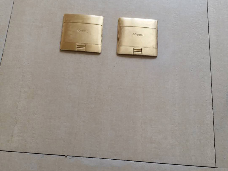 插座電路改線案例：插座離地面30公分（找平高度，毛墻要35合適），進(jìn)門開關(guān)高度140公分，離門洞7到8公分適合。確定好位置以后，打上水平線，可以保證開關(guān)插座精確定位。切槽要保持先關(guān)深度一直，槽寬度一直，衛(wèi)生間可以適當(dāng)淺一點(diǎn)。衛(wèi)生打掃干凈以后，我們用發(fā)泡劑把底盒固定，把線管需要走的線路走好，收拾利索。穿線的時(shí)候可以把PVC管子拿掉，電線順勢(shì)穿進(jìn)去，再把管子固定。 電線結(jié)完頭以后要涮錫，再用防水膠帶包裹，最后用電工膠帶包好。