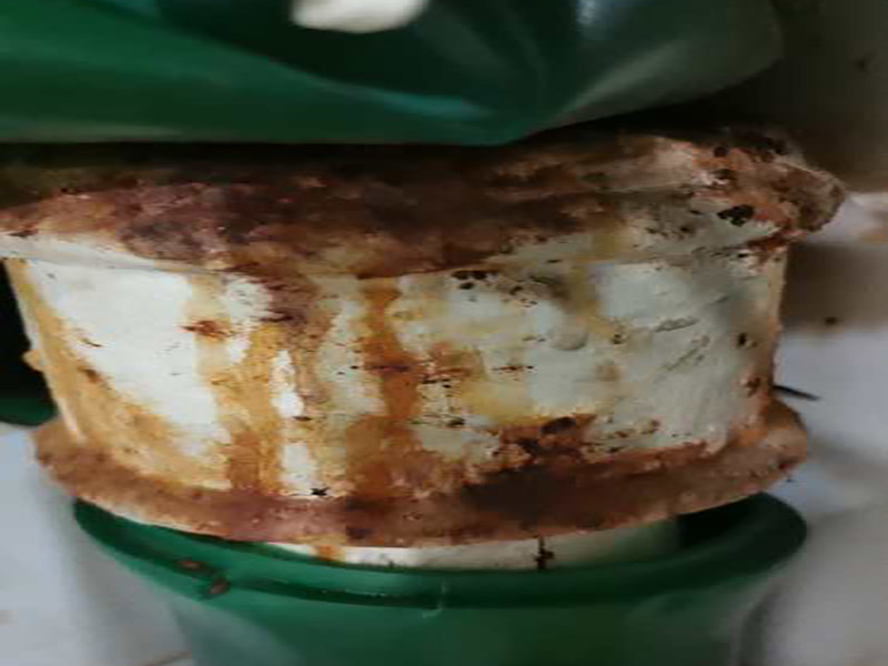 管道生銹漏水維修：1.如果是直徑2厘米的鐵水管漏水但是鐵水管上面沒有繡制，只是有部分的位置破dao壞了，首先我們先把水管的總閥關(guān)閉，然后更換該位置的鐵水管，然后切斷該位置的水管，接著我們用切絲用的器械切絲扣，最后接上鏈接頭就可以了。 2.如果直徑2厘米的鐵水管漏水是因為水管全部被銹蝕所致的。那么我們可以先把水管的總閥關(guān)閉，然后把該段水管全部換掉兩頭套上螺絲的扣擰上就可以了。 3.如果是直徑20厘米的鐵水管漏水了是因為鏈接頭出現(xiàn)了問題那么把連接頭部分換掉就可以。如果是因為管子自身出現(xiàn)了漏水，那么只有磨去原管子自身的繡制，然后采用焊接的方法修補就可以了。