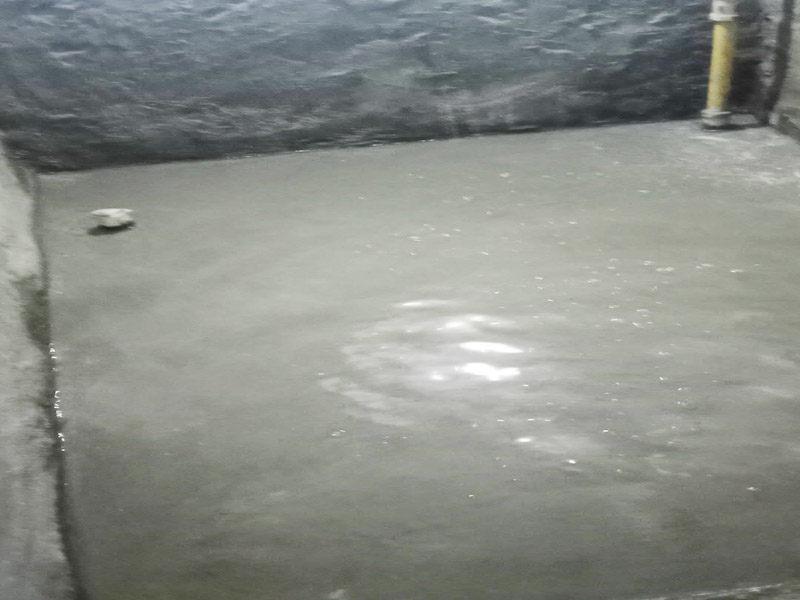 地面防水找平貼磚：衛(wèi)生間的防水工作流程，都是在地面用水泥砂漿找平一次，等它干透后再做防水。一般的防水施工要做2到3遍，而且防水的順序也是有講究的，比如，要先做完墻面防水再貼墻磚，其次才可以做地面防水，再貼地磚。因?yàn)榈孛娼?jīng)常會(huì)踩來踩去，地面防水如果先做了會(huì)很容易踩壞。一般情況下，在2到3遍的防水層全部做好后，會(huì)有5到7天的固化期，所以自然的，貼瓷磚肯定是要等到這之后才能做。固化期到了，我們也需要重新測(cè)試防水做的好不好，漏不漏水，這就需要再加水測(cè)試24小時(shí)后看看家里地面水位是否下降，或者看看樓下鄰居的衛(wèi)生間有
