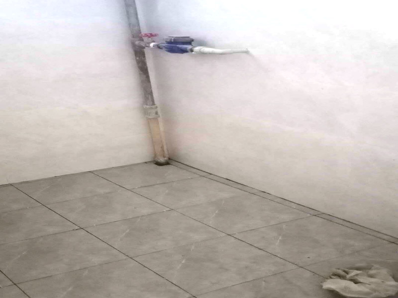 地面防水找平貼磚：衛(wèi)生間的防水工作流程，都是在地面用水泥砂漿找平一次，等它干透后再做防水。一般的防水施工要做2到3遍，而且防水的順序也是有講究的，比如，要先做完墻面防水再貼墻磚，其次才可以做地面防水，再貼地磚。因?yàn)榈孛娼?jīng)常會(huì)踩來踩去，地面防水如果先做了會(huì)很容易踩壞。一般情況下，在2到3遍的防水層全部做好后，會(huì)有5到7天的固化期，所以自然的，貼瓷磚肯定是要等到這之后才能做。固化期到了，我們也需要重新測(cè)試防水做的好不好，漏不漏水，這就需要再加水測(cè)試24小時(shí)后看看家里地面水位是否下降，或者看看樓下鄰居的衛(wèi)生間有