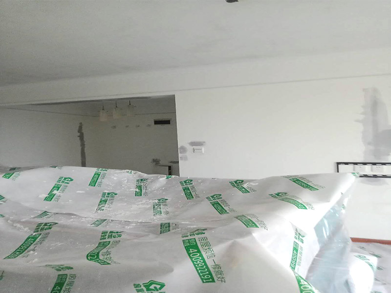 家具成品保護(hù):各類裝修物料的進(jìn)場、建筑裝修垃圾的清理都必須經(jīng)過入戶門。在對物品進(jìn)行搬運(yùn)時，難免會與入戶門發(fā)生磕碰及摩擦。因此，在進(jìn)行成品保護(hù)時，我們首先要做好入戶門的保護(hù)。 水電改造是基礎(chǔ)裝修，水電裝修的質(zhì)量好壞，直接決定著后期的施工和使用。因此，在進(jìn)行水電改造時，同樣需要做好成品保護(hù)工作。水電改造完成后，應(yīng)當(dāng)對各種管線進(jìn)行規(guī)范的固定，以防脫落;對裸露的線頭要進(jìn)行包裹，以防發(fā)生觸電的危險;做好地面裸線管的固定和保護(hù)，防止被踩壞。同時，在搬運(yùn)物料時，也不要破壞地面鋪設(shè)的管線。 進(jìn)行裝修施工時，磁環(huán)邊鋪邊勾縫，在崗鋪設(shè)的瓷磚、地板上堆放雜物、走動踩踏，地板沒有使用成品保護(hù)膜覆蓋等都會影響瓷磚及地板的鋪貼效果，使瓷磚出現(xiàn)施工質(zhì)量問題。