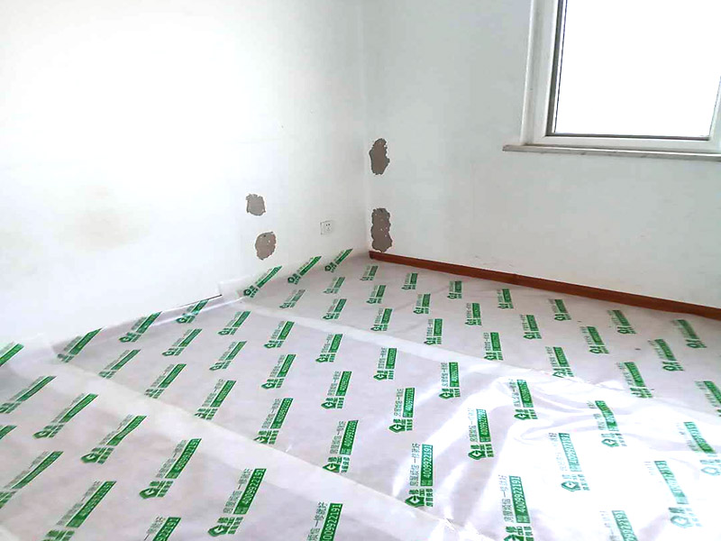 家具成品保護(hù):各類裝修物料的進(jìn)場、建筑裝修垃圾的清理都必須經(jīng)過入戶門。在對物品進(jìn)行搬運(yùn)時，難免會與入戶門發(fā)生磕碰及摩擦。因此，在進(jìn)行成品保護(hù)時，我們首先要做好入戶門的保護(hù)。 水電改造是基礎(chǔ)裝修，水電裝修的質(zhì)量好壞，直接決定著后期的施工和使用。因此，在進(jìn)行水電改造時，同樣需要做好成品保護(hù)工作。水電改造完成后，應(yīng)當(dāng)對各種管線進(jìn)行規(guī)范的固定，以防脫落;對裸露的線頭要進(jìn)行包裹，以防發(fā)生觸電的危險;做好地面裸線管的固定和保護(hù)，防止被踩壞。同時，在搬運(yùn)物料時，也不要破壞地面鋪設(shè)的管線。 進(jìn)行裝修施工時，磁環(huán)邊鋪邊勾縫，在崗鋪設(shè)的瓷磚、地板上堆放雜物、走動踩踏，地板沒有使用成品保護(hù)膜覆蓋等都會影響瓷磚及地板的鋪貼效果，使瓷磚出現(xiàn)施工質(zhì)量問題。
