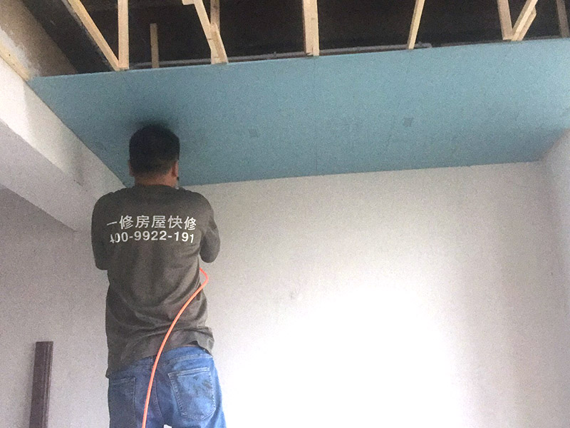 木龍骨吊頂安裝：先確認好吊頂?shù)奈恢?，然后對該位置進行精準的測量，最后再進行標高，最好對墻面進行彈線，吊頂?shù)奈恢脮訙蚀_，需要注意的是，為了確保吊頂?shù)姆€(wěn)定性，各個孔眼之間的距離大約保持在30cm左右最佳。木龍骨在安裝之前，需要先在木龍骨上開槽，然后進行拼接，最后用膠水和釘子固定住，才能吊頂，注意一般面積要控制在10襯之內，吊頂才會更加牢固、好看。所有龍骨拼接完畢之后，需要先進行檢查，確認無誤后才可進行固定，因為整個吊頂?shù)倪吔俏恢?，都需要進行封口處理，否則會影響吊頂?shù)馁|量，所以必須仔細安裝。