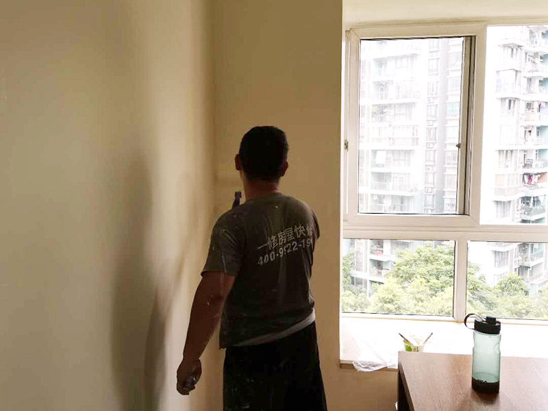墻面滾漆翻新施工：檢查舊房墻面基層問題，對癥下藥施工，如果墻面裝修5年甚至10年以上，墻面有開裂，滲水，起皮或者之前有貼過墻紙的舊房，就需要將原墻紙撕掉，將墻面鏟至毛坯層，做鏟墻施工，如近幾年裝修過的房子，則不需要做鏟墻施工，墻面基層無明顯破損，打磨膩?zhàn)踊蛘咧匦屡文佔(zhàn)樱鋈槟z漆施工即可！ 膩?zhàn)邮且环N墻體抹灰找平材料，膩?zhàn)拥淖饔檬菫榱耸箟γ嫫秸?，起找平的作用，增?qiáng)底漆的附著力，且防水膩?zhàn)舆€具有耐水的性能，可以保證乳膠漆施工后不會出現(xiàn)起皮，掉粉等現(xiàn)象，膩?zhàn)邮┕ず?，一定要做精?xì)打磨，保證膩?zhàn)拥募?xì)膩性。 底漆的作用是使面漆的附著力更強(qiáng)，最主要的作用是使漆面平整，從而對面漆起支撐作用，令漆面看起來更為豐滿。