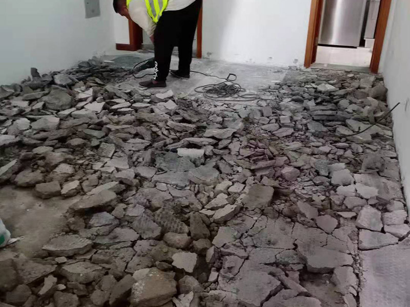 客廳地磚拆除施工：為了更好的拆除地磚，我們可以?xún)?yōu)先從大門(mén)口那塊開(kāi)始，因?yàn)榭梢愿斓恼业浇涌p，比較容易撬開(kāi)。找到接縫，用扁口鑿?fù)锴恕Ｈ绾嗡嗌皾{還不是特別牢固的話，用錘子將扁口鑿輕敲進(jìn)縫隙內(nèi)，就可以瞬間將整塊地磚撬起拆除。