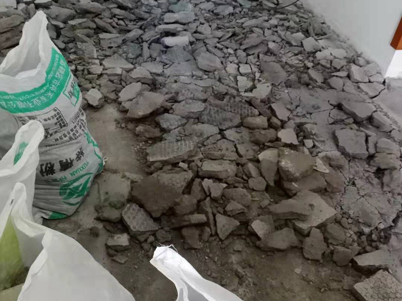 客廳地磚拆除施工：為了更好的拆除地磚，我們可以?xún)?yōu)先從大門(mén)口那塊開(kāi)始，因?yàn)榭梢愿斓恼业浇涌p，比較容易撬開(kāi)。找到接縫，用扁口鑿?fù)锴?。如何水泥砂漿還不是特別牢固的話，用錘子將扁口鑿輕敲進(jìn)縫隙內(nèi)，就可以瞬間將整塊地磚撬起拆除。