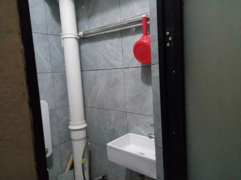 公寓局部改造:衛(wèi)生間改造中水電的改造尤為重要且需要最早開(kāi)始著手，由于會(huì)涉及到浴霸采暖、燈光的線路走向、水管的入墻等問(wèn)題，所以在改造之前需制定一個(gè)詳細(xì)的水電走向設(shè)計(jì)，從而提高安全質(zhì)量以及滿足裝修業(yè)主們生活的需要。其次就是需要對(duì)其做相應(yīng)的防水處理。因?yàn)樵谌粘５募彝ブ?，衛(wèi)生間的水是處處可見(jiàn)的，非常潮濕。衛(wèi)生間內(nèi)的防水涂料是由地面延伸到墻面的，涂刷過(guò)程中精良的保證厚度均勻。還需要處理好地面和墻面交界處的各類管件的涂刷。待防水處理完全確定后，等待地面干透就可以做后續(xù)的工程了。