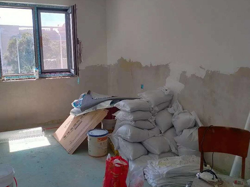 全屋整體裝修翻新：首先在做翻新的時候一定要把之前的墻面給處理干凈，粉化嚴重的一定要鏟除干凈。由于之前的墻面有刷過油漆和乳膠漆，所在做完鏟除后一定要做打磨處理，將原來墻體上的結(jié)實的表皮及浮沉全部清理掉，如果說墻體出現(xiàn)小部分的凹陷以及裂縫的話可以用膩子稍微填補一下。 清理干凈的墻面一定要刷一道底漆，墻面底漆的主要作用就是抗堿防潮、封固基材、保護面漆、提高面漆的質(zhì)量以及遮蓋力。尤其是對老房子進行翻新的時候底漆是特別的重要，如果說是直接的上面漆的話墻面就很容易起泡發(fā)霉，時間不久后就會再一次出現(xiàn)脫落現(xiàn)象，不能重蹈覆轍。 在上面漆之前要裝油漆按照漆桶的說明配比及涂刷，要準備足夠的量，保證顏色的相同，不要因為量少缺量后來進行后補，這樣很容易發(fā)生色差的問題。刷面漆時要選擇質(zhì)量好的刷漆滾筒，這樣刷出來的質(zhì)地才會更加的均勻好看。刷完漆之后要注意通風問題，因為稀釋劑中的二甲苯成分會與乳膠漆中的成分發(fā)生化學反應導致墻面泛黃。