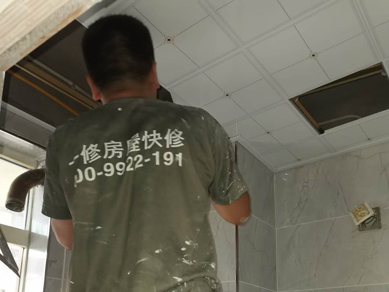 衛(wèi)生間吊頂安裝：吊頂安裝的第一個(gè)步驟就是邊角線安裝了。邊角線的安裝是為了確定吊頂?shù)陌惭b高度和安裝水平，也是為了接下來的龍骨安裝做鋪墊，方便后續(xù)的工作。在吊頂?shù)陌惭b中，有六根螺桿將會(huì)承擔(dān)起整個(gè)吊頂?shù)闹亓俊Ｔ诎惭b螺桿時(shí)，我們要注意安裝師傅是不是在不影響電器安裝的情況下打的孔。龍骨安裝可以說是吊頂安裝中最為重要的一部分了。因?yàn)辇埞鞘钦麄€(gè)吊頂扣板的承重物，也是做造型的關(guān)鍵?？郯寰褪俏覀兲ь^，能看到的吊頂?shù)牟糠至?。扣板在龍骨安裝好、電器口預(yù)留好了之后就可以進(jìn)行安裝。安裝扣板時(shí)，安裝師傅會(huì)按照扣板四邊的膜上的箭頭方向來進(jìn)行安裝。一般來說，第一排的扣板會(huì)用美工刀做一些切割，這樣才會(huì)既美觀又堆成。切割口也會(huì)對(duì)著墻面，不會(huì)露出來。
