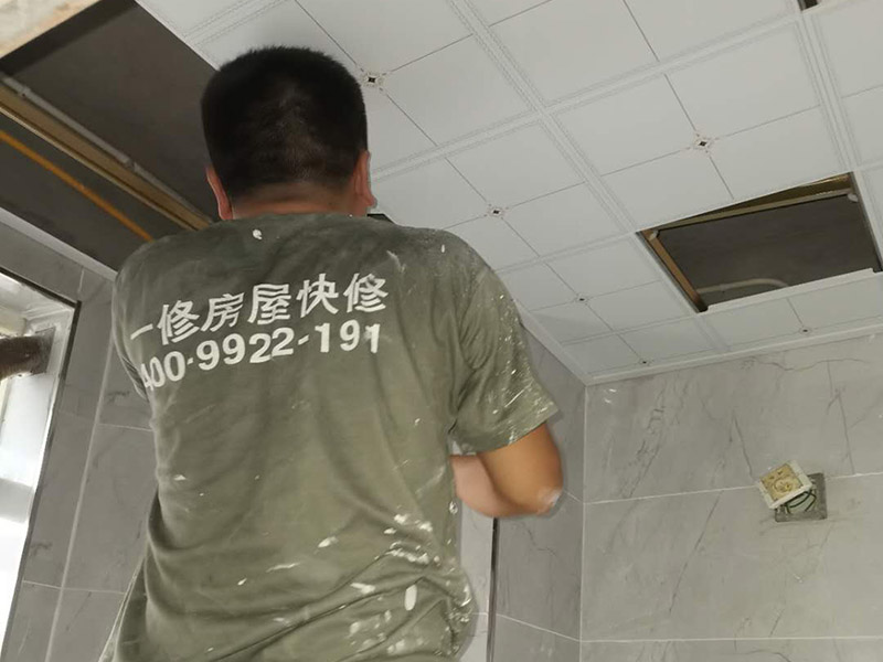 衛(wèi)生間吊頂安裝：吊頂安裝的第一個(gè)步驟就是邊角線安裝了。邊角線的安裝是為了確定吊頂?shù)陌惭b高度和安裝水平，也是為了接下來的龍骨安裝做鋪墊，方便后續(xù)的工作。在吊頂?shù)陌惭b中，有六根螺桿將會(huì)承擔(dān)起整個(gè)吊頂?shù)闹亓?。在安裝螺桿時(shí)，我們要注意安裝師傅是不是在不影響電器安裝的情況下打的孔。龍骨安裝可以說是吊頂安裝中最為重要的一部分了。因?yàn)辇埞鞘钦麄€(gè)吊頂扣板的承重物，也是做造型的關(guān)鍵。扣板就是我們抬頭，能看到的吊頂?shù)牟糠至恕？郯逶邶埞前惭b好、電器口預(yù)留好了之后就可以進(jìn)行安裝。安裝扣板時(shí)，安裝師傅會(huì)按照扣板四邊的膜上的箭頭方向來進(jìn)行安裝。一般來說，第一排的扣板會(huì)用美工刀做一些切割，這樣才會(huì)既美觀又堆成。切割口也會(huì)對(duì)著墻面，不會(huì)露出來。