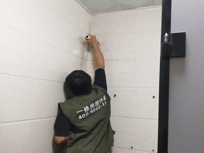 衛(wèi)生間臺盆安裝：拆掉原來損壞的下水器，并用刀對面盆下水口進(jìn)行清理，確保干凈無雜物。這樣會確保安裝以后不漏水。將下水器拆分，先安裝中間部分，將密封圈下部取下，水管對準(zhǔn)溢水口，輕輕放入并旋轉(zhuǎn)使密封圈和溢水口緊密貼合。將下部密封圈安裝在下水管和面盆接觸的位置，逆時針擰動螺絲使下部密封圈和面盆緊密貼合，一般質(zhì)量好的密封圈手動安裝就可以保證密封效果，如果手動不能擰緊可借助扳手。將下水管道上口對準(zhǔn)下水器下口，接好下水管道。如果采用的防臭型，要注意下水管和地漏連接部位緊密結(jié)合。
